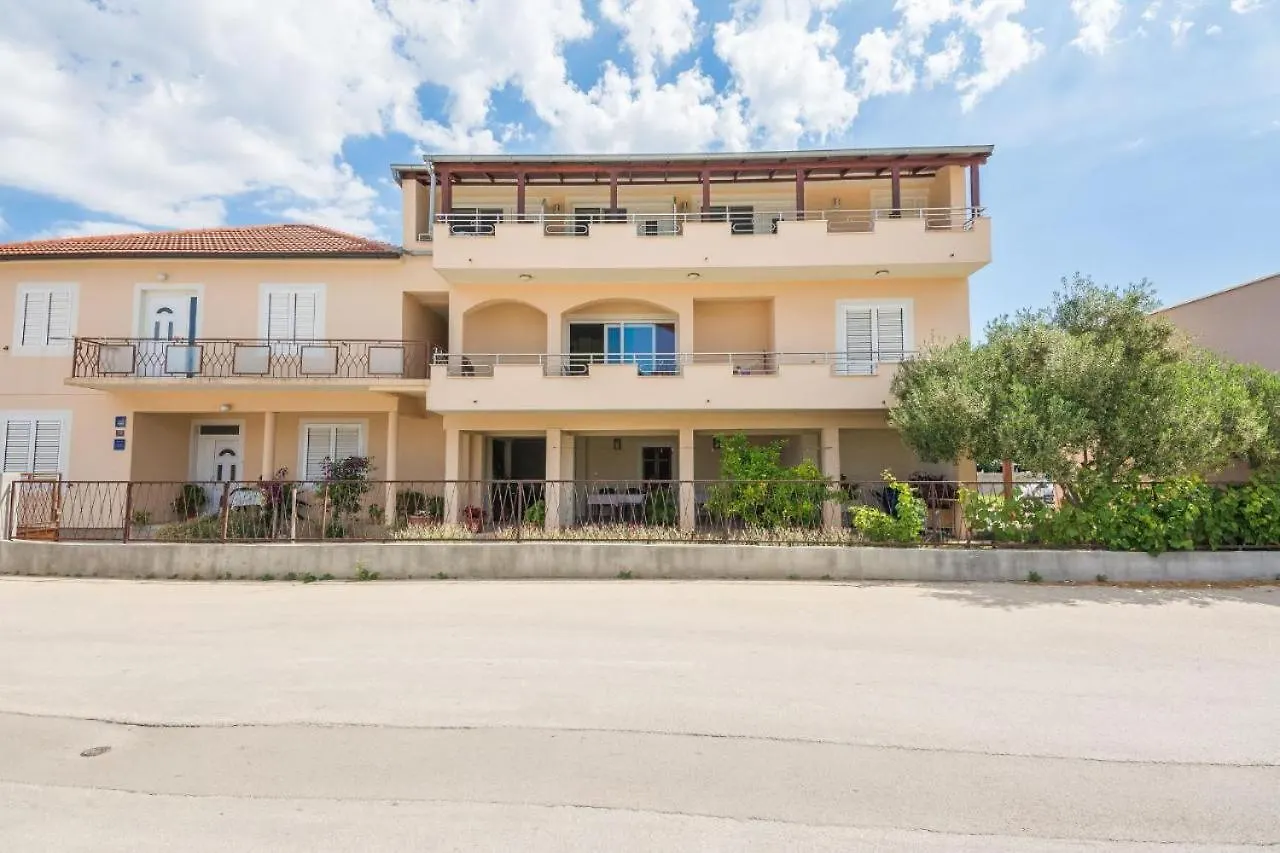 Apartments Mira Sukošan 0*,